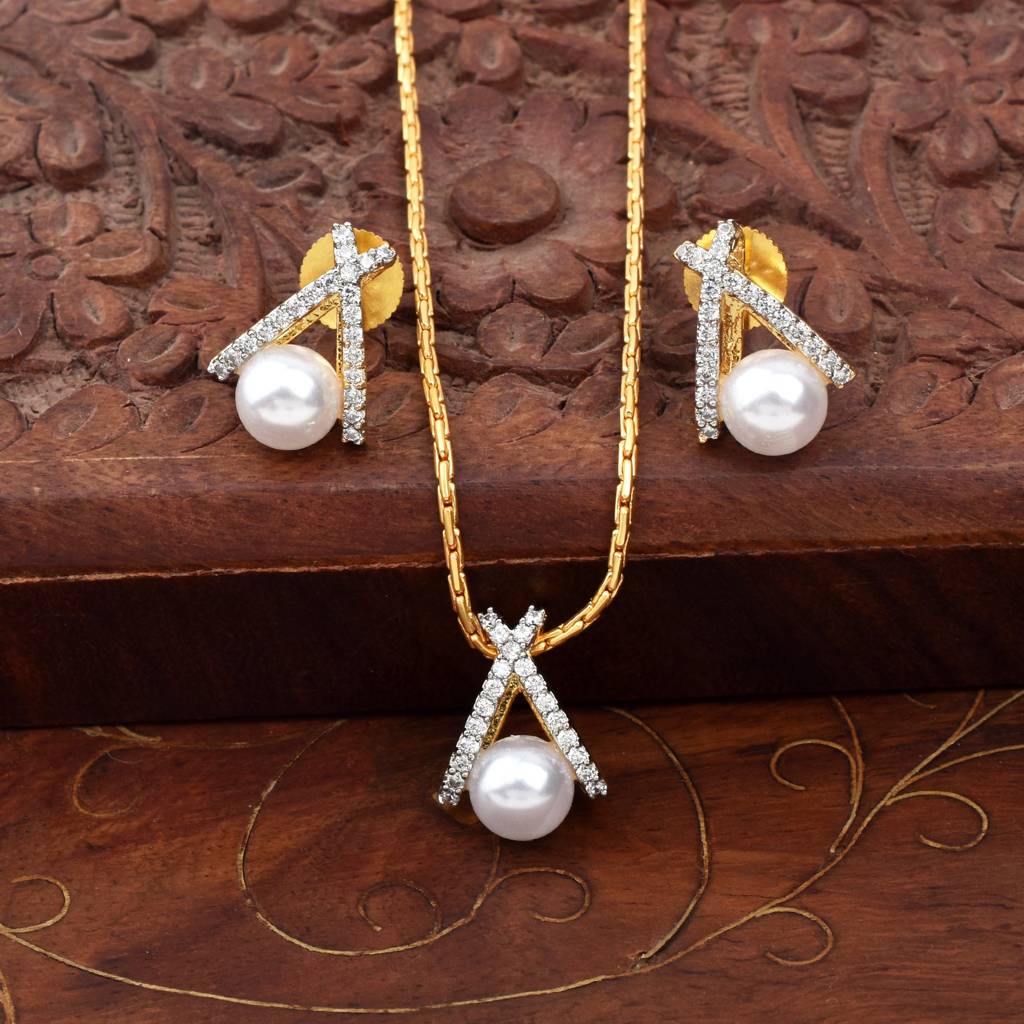 Celestial Charm Gold Plated Pendant Set With Chain : DVPENGJPCZ06