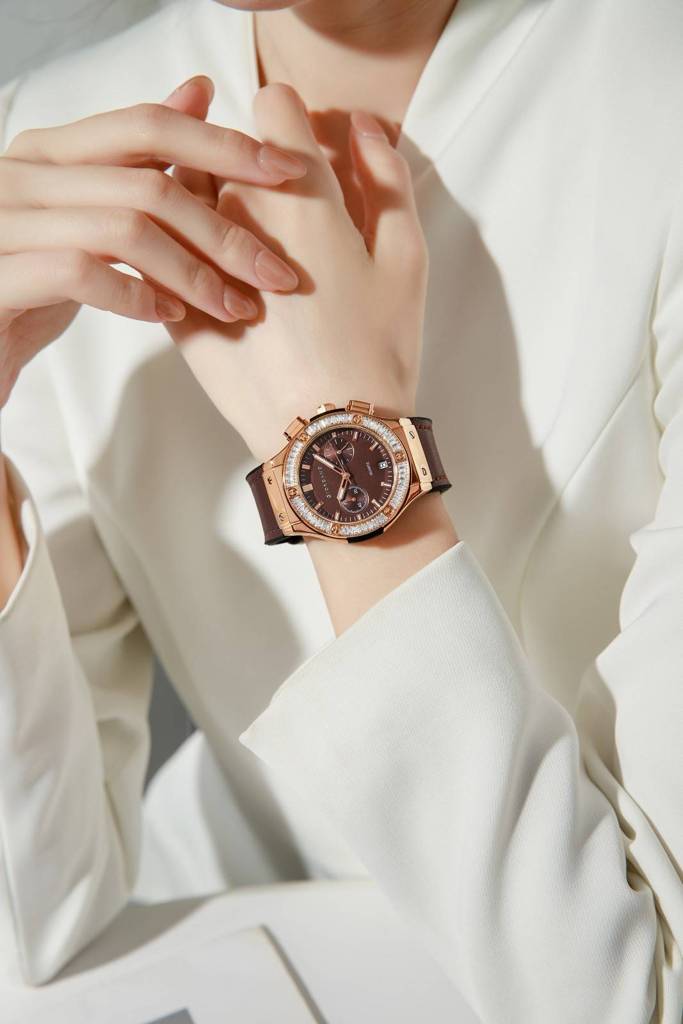 Giordano Analog Watch For Women Â Round Dial, Leather Strap, Crystal-Studded Bezel With Quartz Movement : GZ-60093-05