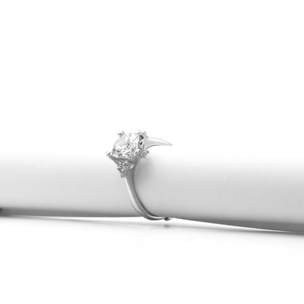 Sterling Silver Classic Round-Cut Solitaire Ring : RGS084