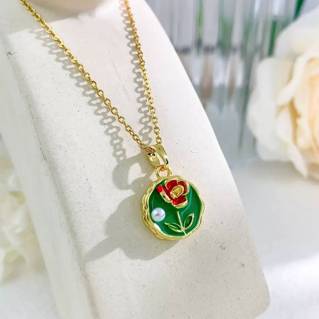 Stylish Resin Art Smart Look Green Round Shape Pendant With Anti Tarnish Gold Plated Chain : 118309