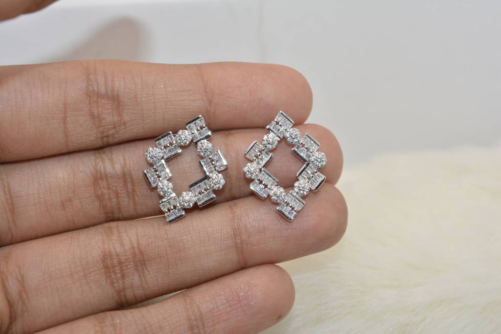 Dazzling Diamond Earrings : 322