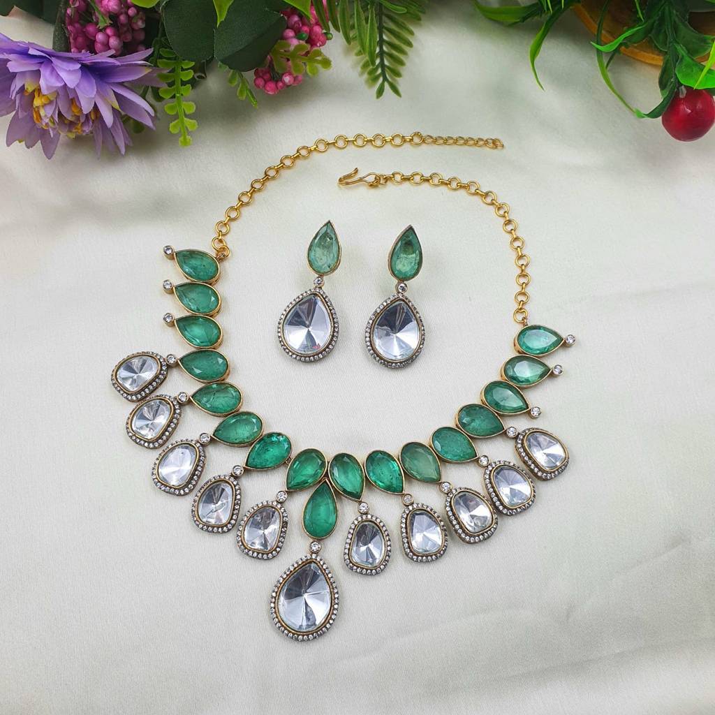 Emerald Tone Victorian Style Kundan Necklace & Earring Set : YAM52077