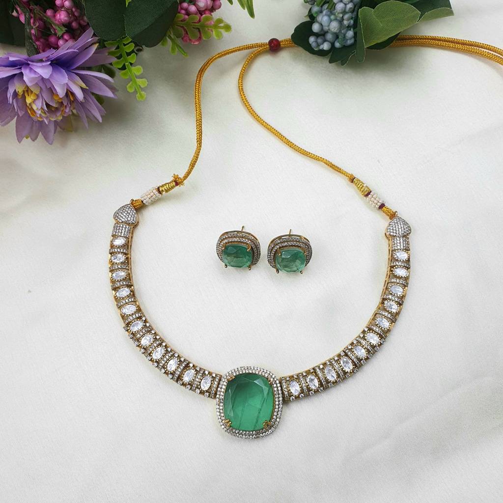 Victorian Style Emerald Tone Hasli Necklace & Earring Set : YAM52074