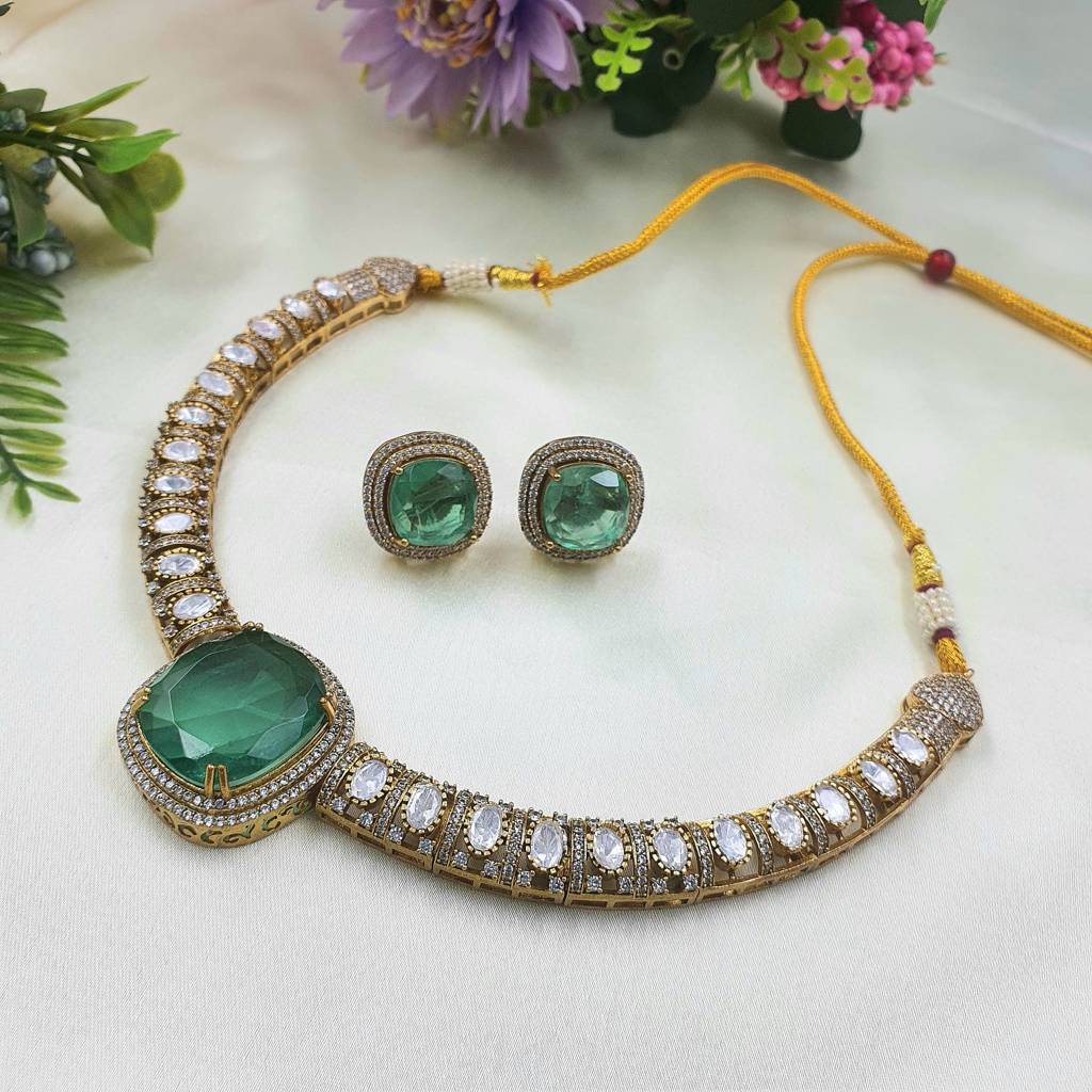 Victorian Style Emerald Tone Hasli Necklace & Earring Set : YAM52074