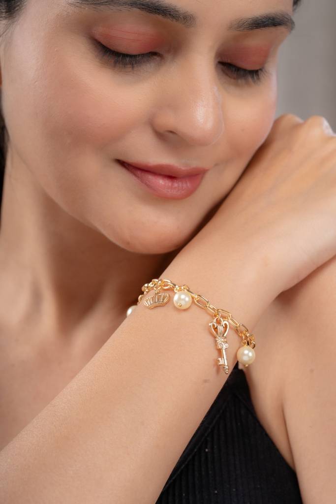 Anti-Tarnish 22Kt Gold-Plated Victorian Charm Bracelet : BR07003