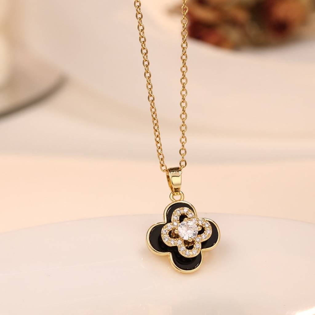 Elegant Gold-Plated Flower Pendant Necklace With Crystal Details : 118302