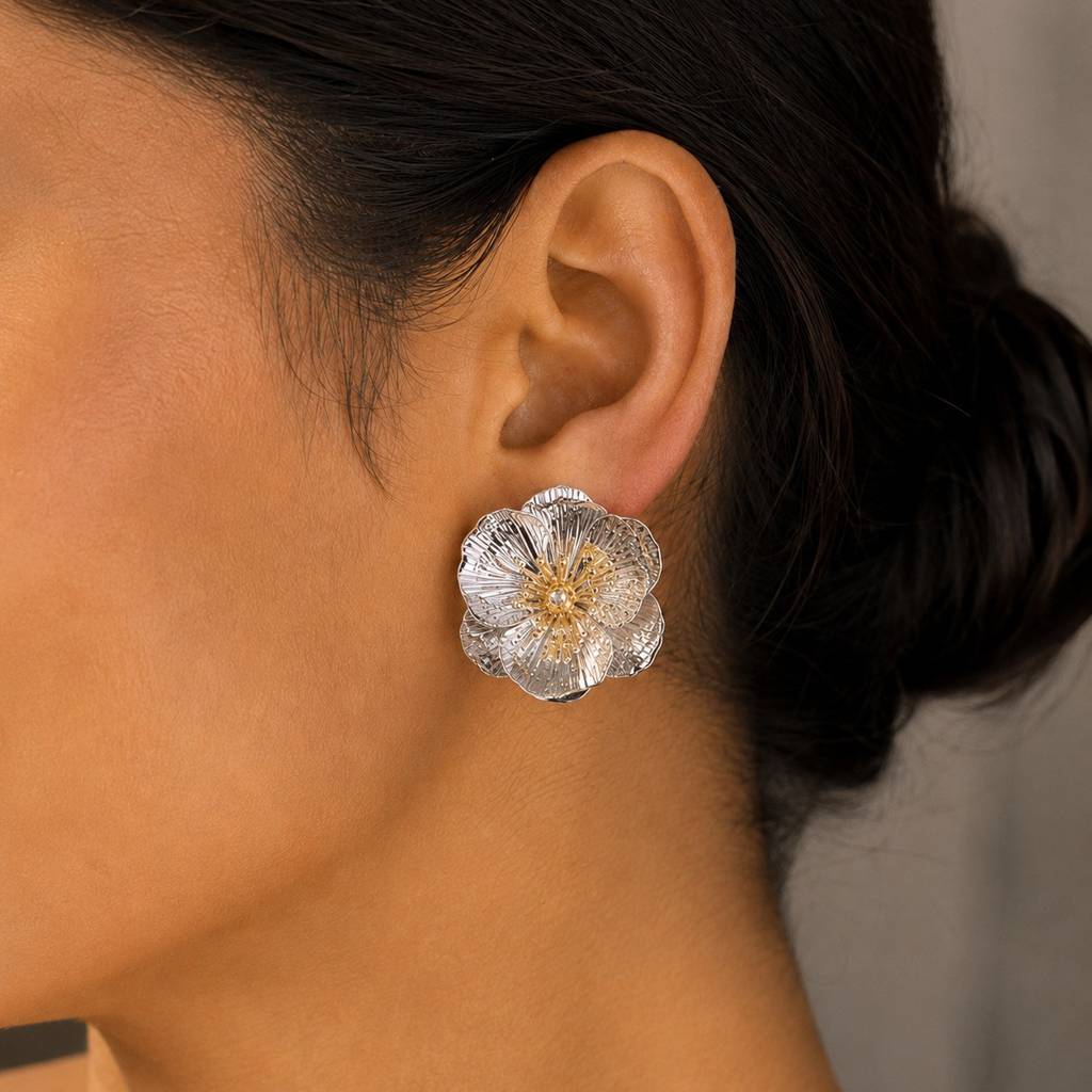 Large Silver Textured Flower Studs With Gold Stament : RRAPR26AID-66