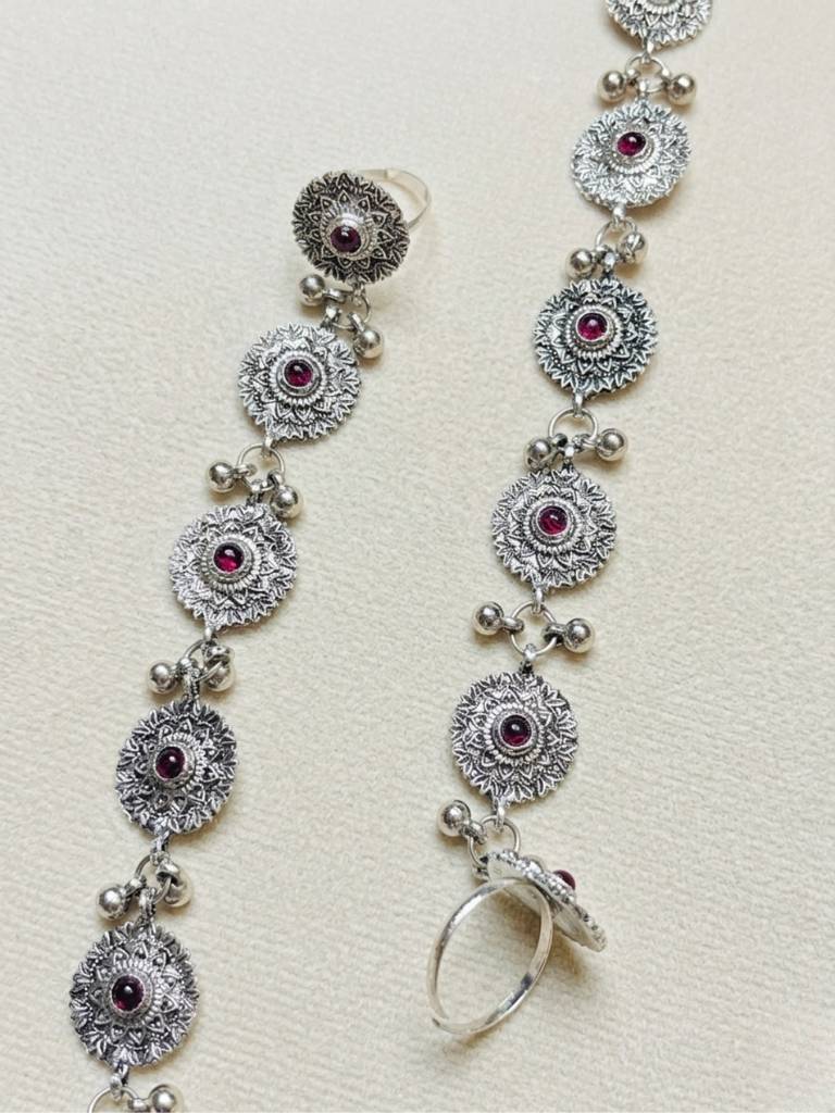 Women Oxidised Silver-Plated Kundan Stone-Studded Anklet With Toe Ring : VI26ANK10007