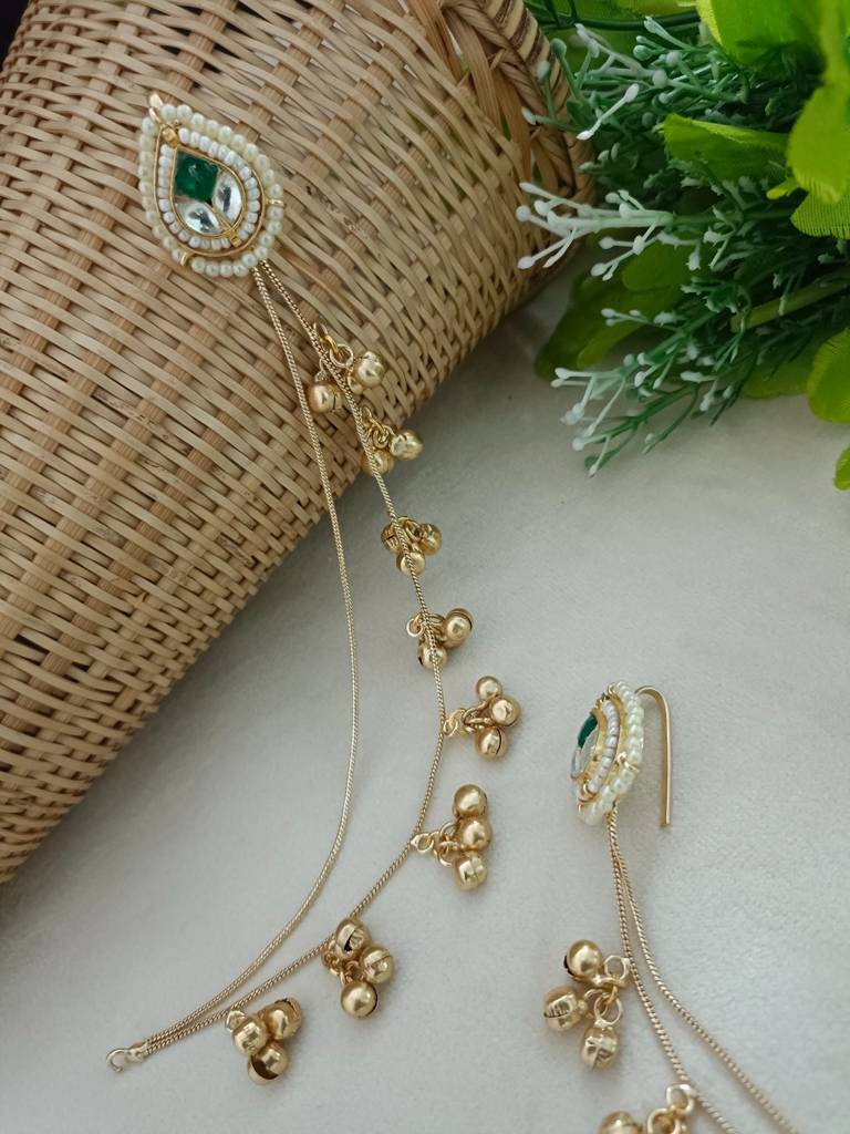 Brass-Plated Kundan Studded And Ghungroo Beaded Kashmiri Ear Cuff : VS105321