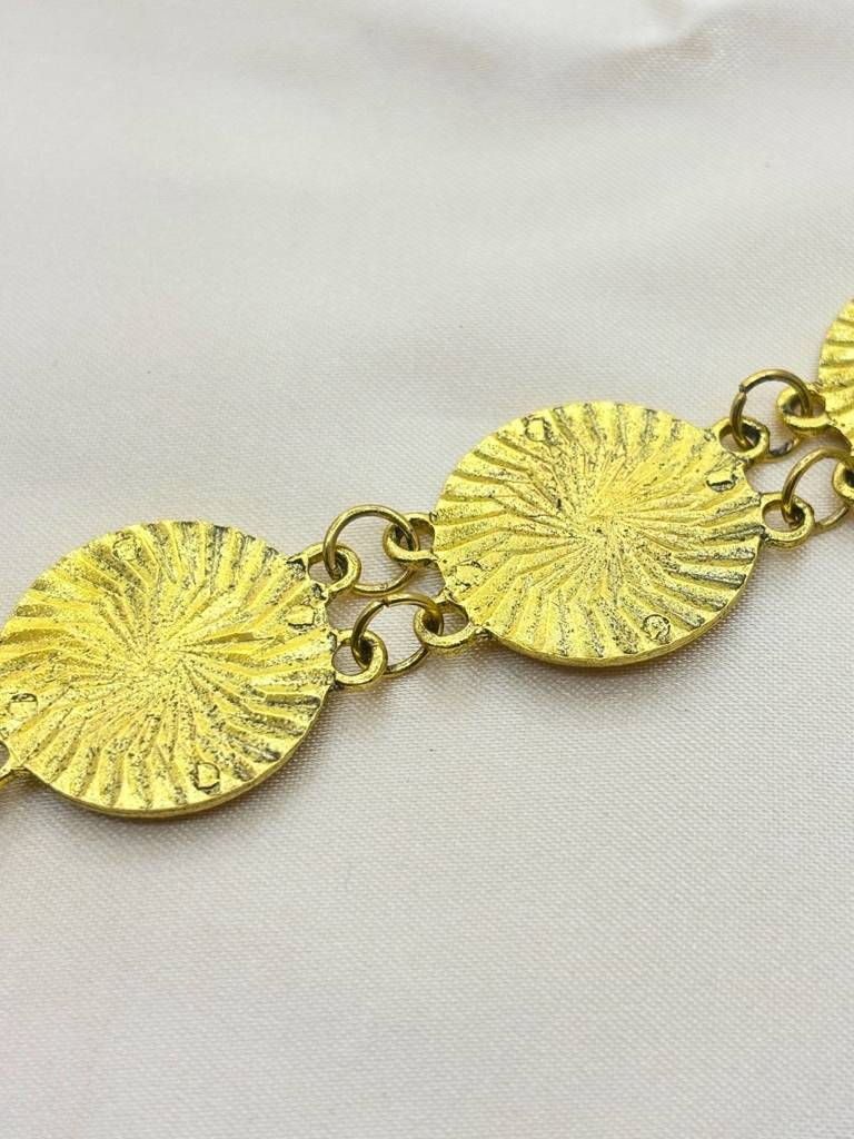 Women Gold-Plated Textured Disc Kamarbandh Waist Belt : VI26KB10007
