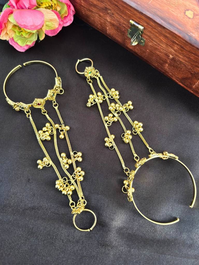 Set Of 2 Kundan Antique Gold-Plated Ring Bracelet : VI26BC100064
