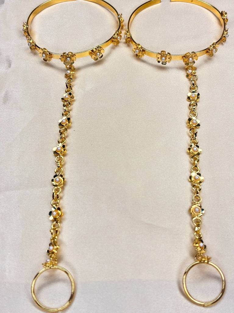 Gold-Plated Floral Pearl Adjustable Bracelet With Finger Ring Hand Harness Hathphool : VI26BC100105