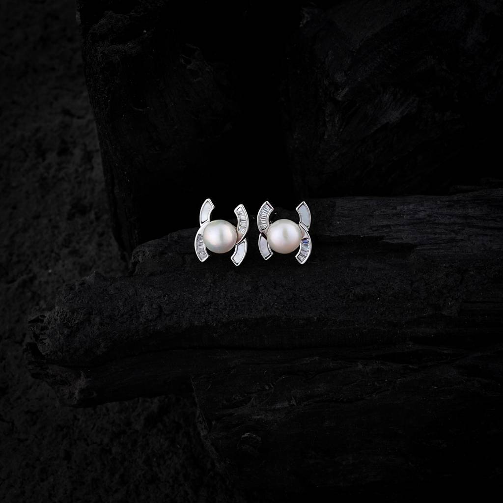 Chanel Logo Pearl Earrings : PTE23
