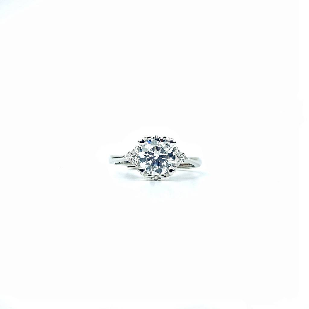 Sterling Silver Classic Round-Cut Solitaire Ring : RGS084