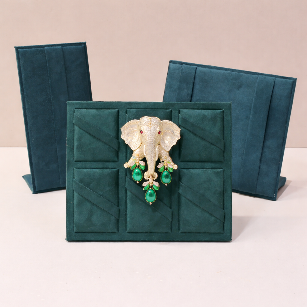 Royal Men'S Emerald Ganpati Brooch : X3QJ508