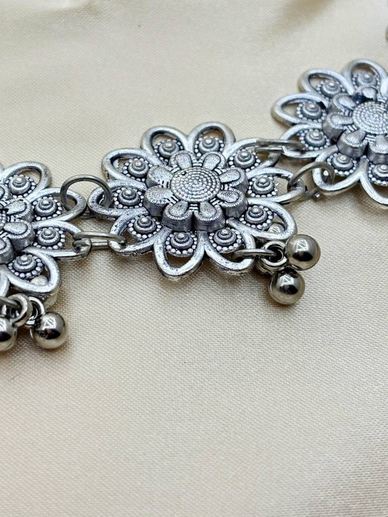 Women Oxidised Silver-Plated Floral Kamarbandh Waist Belt : VI26KB10005