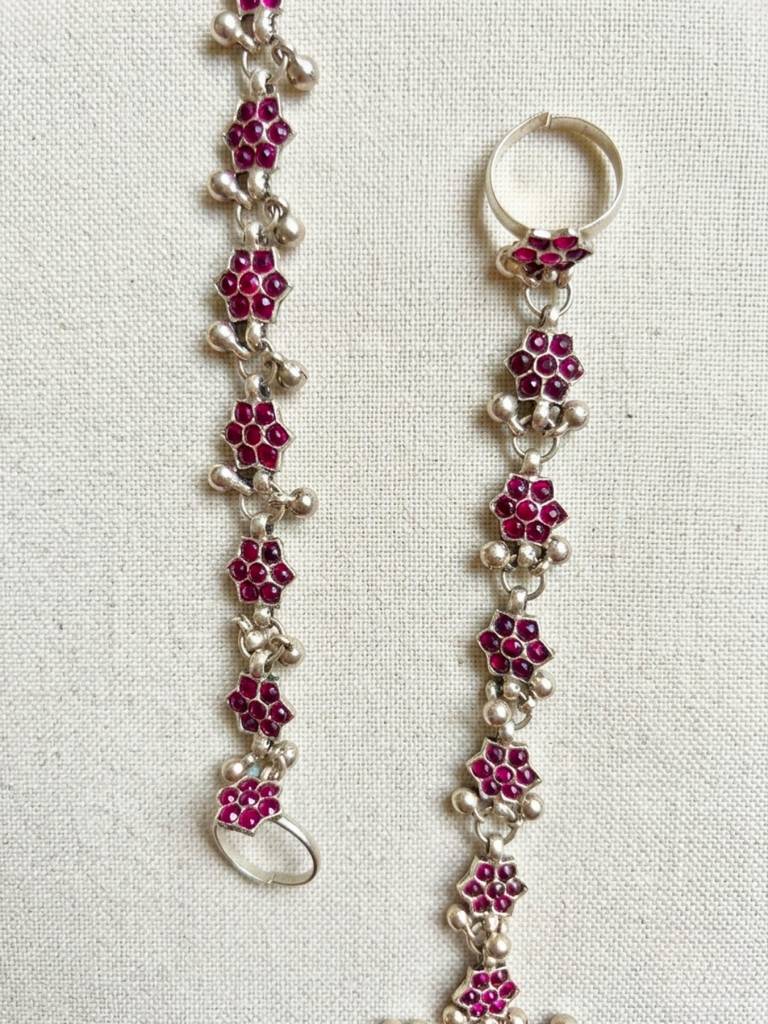 Women Silver-Plated Pink Kundan Stone-Studded Floral Anklet With Toe Ring : VI26ANK10001