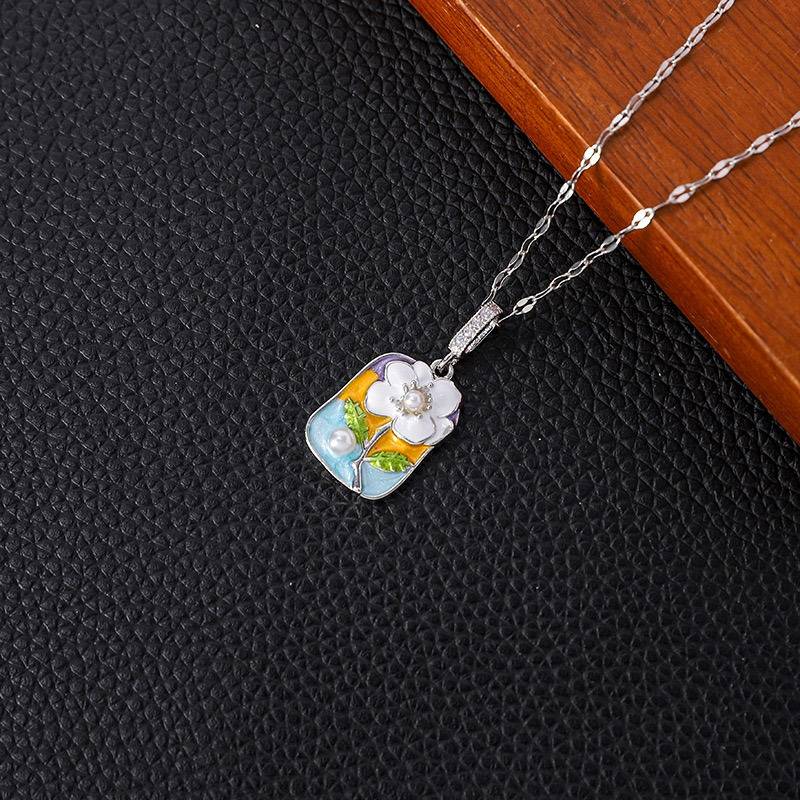 Elegant Gold-Plated Floral Pendant Necklace With Pearl And Gemstone Accents : 118303