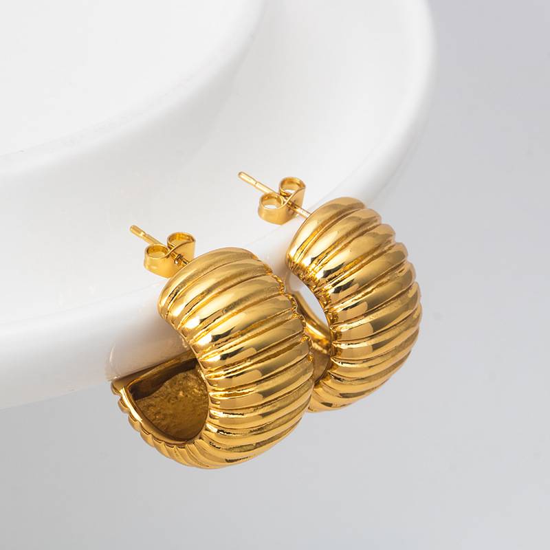 Chic Gold Hoops : ChicGoldHoops-LT-ER-HG-17