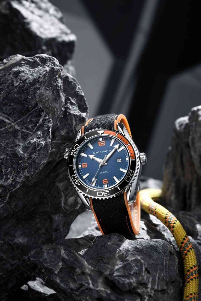 Giordano Analog Quartz Watch For Men – Round Dial With Rotating Bezel, Luminous Hour Markers, Silicone Strap, Da : GZ-50159-02