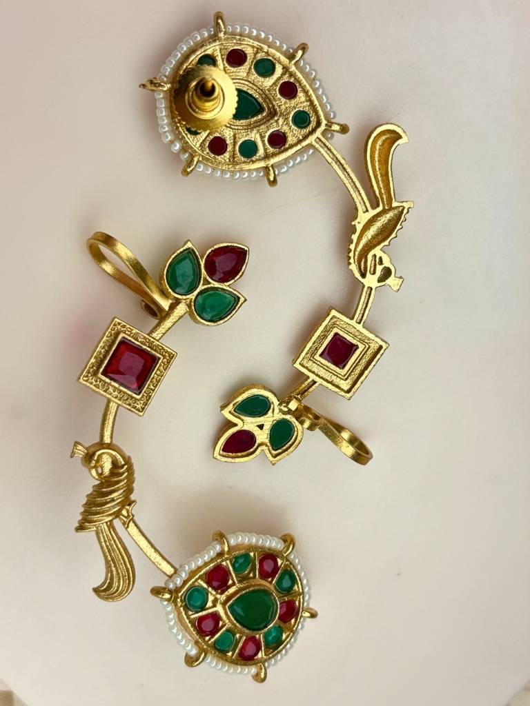 Gold-Plated Kundan Stone Studded & Beaded Peacock Shaped Ear Cuff : VI26EROX100228