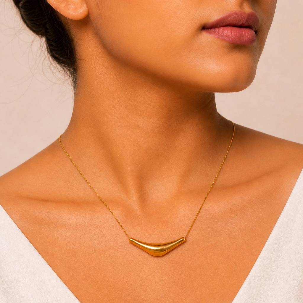Varka Crescent Pendant Necklace – Bold Gold : RRAPR26AID-16