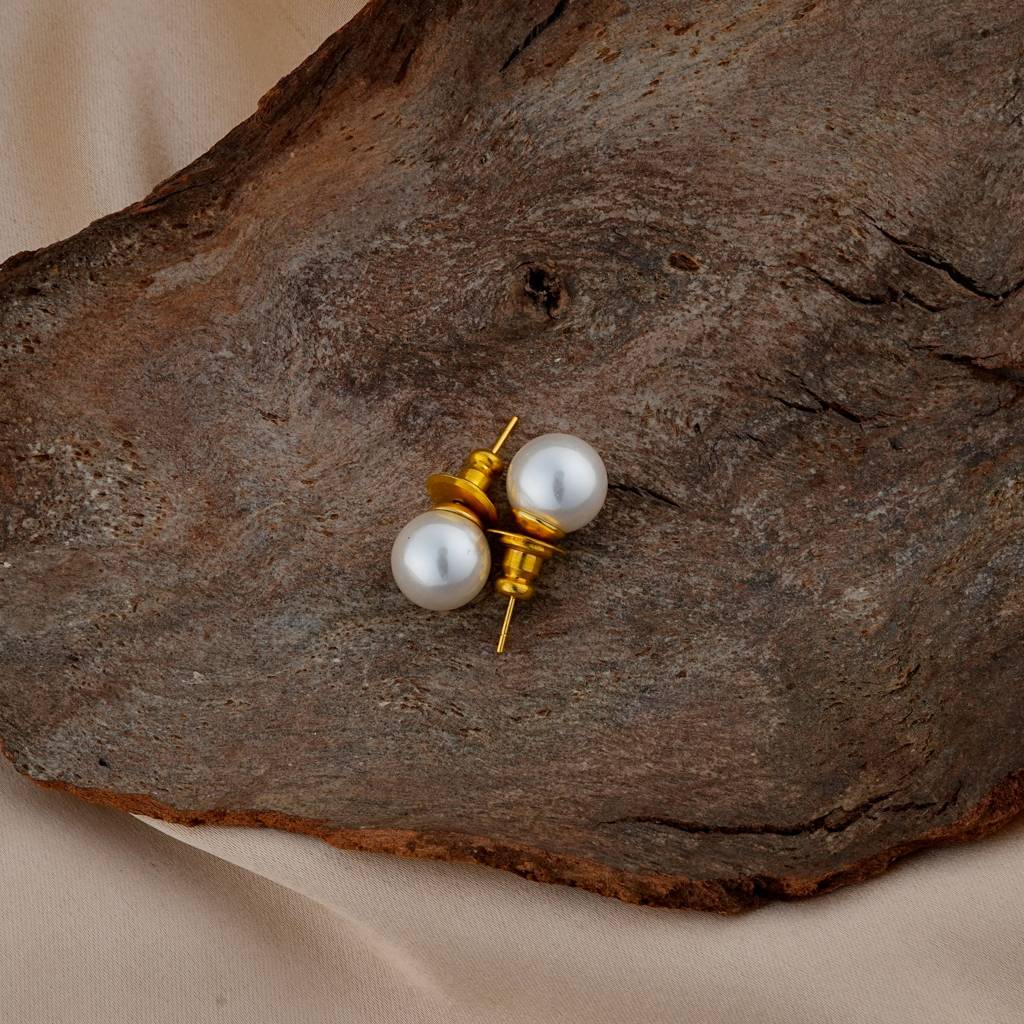 White Pearl Studs : PRBE09