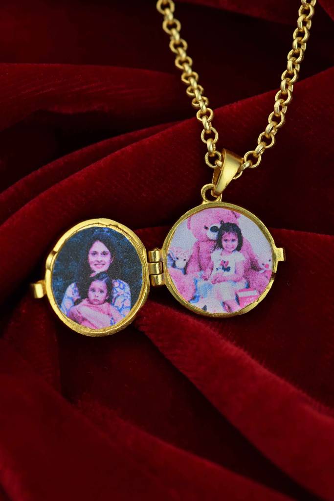 Golden Aquarius Nakshatra Photo Locket : TZSN23