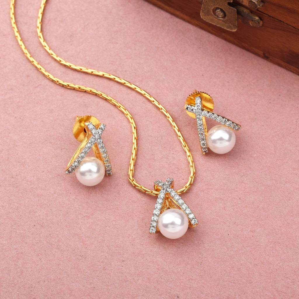 Celestial Charm Gold Plated Pendant Set With Chain : DVPENGJPCZ06