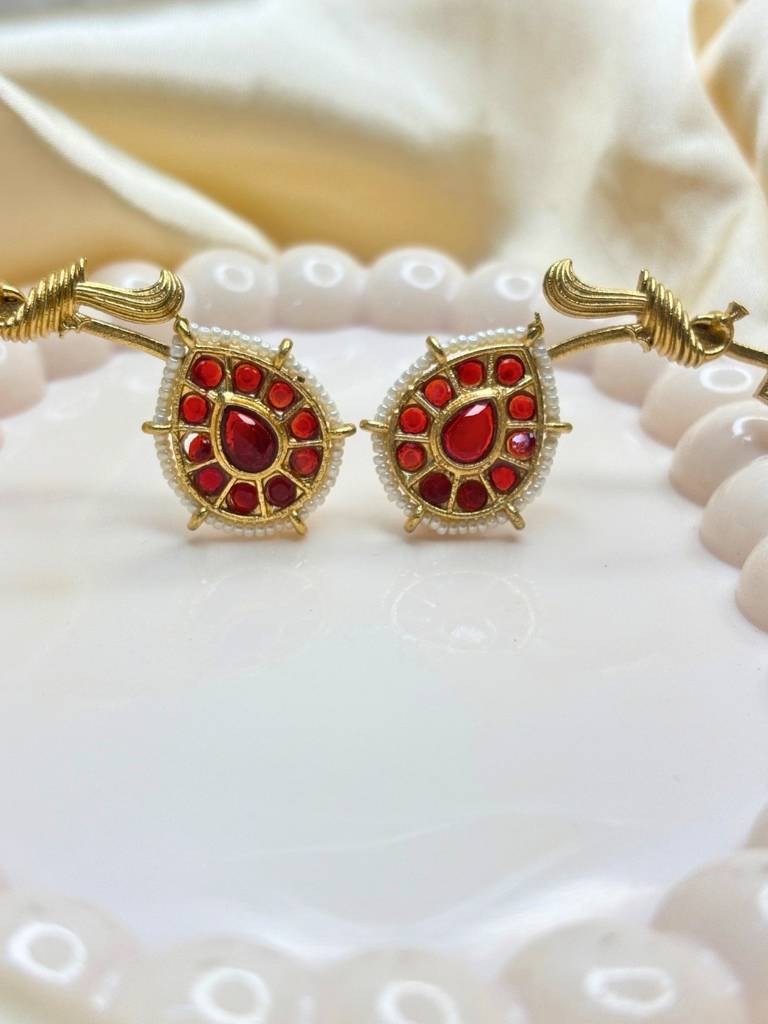 Gold-Plated Kundan Stone Studded & Beaded Peacock Shaped Ear Cuff : VI26EROX100227