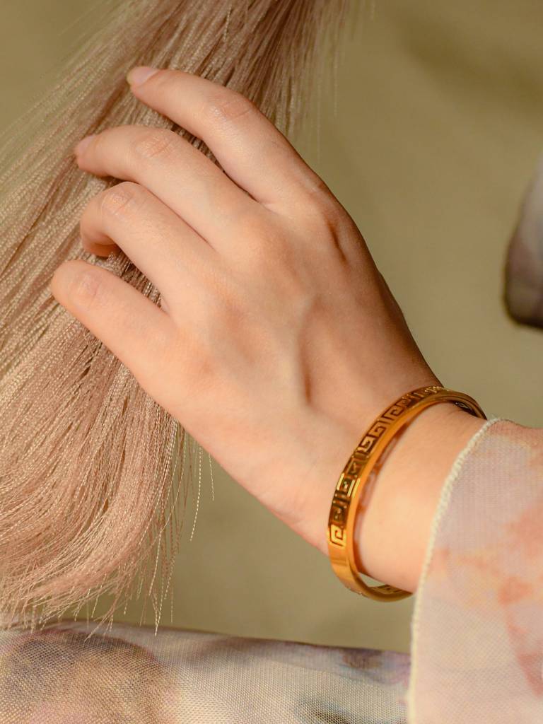 Mini Luxe 18K Gold Bracelet Â Skin Friendly & Water Resistant : ATB596SNS