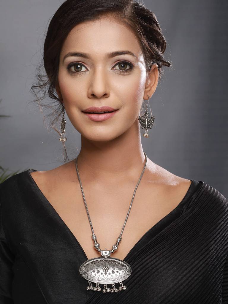 Silver Toned & Silver Plated Textured & Beaded Jewellery Set : 40251