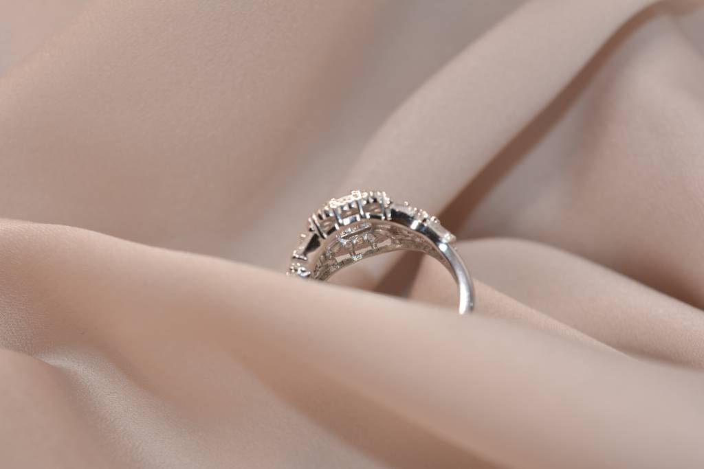 White Gold Elegance Ring : 405