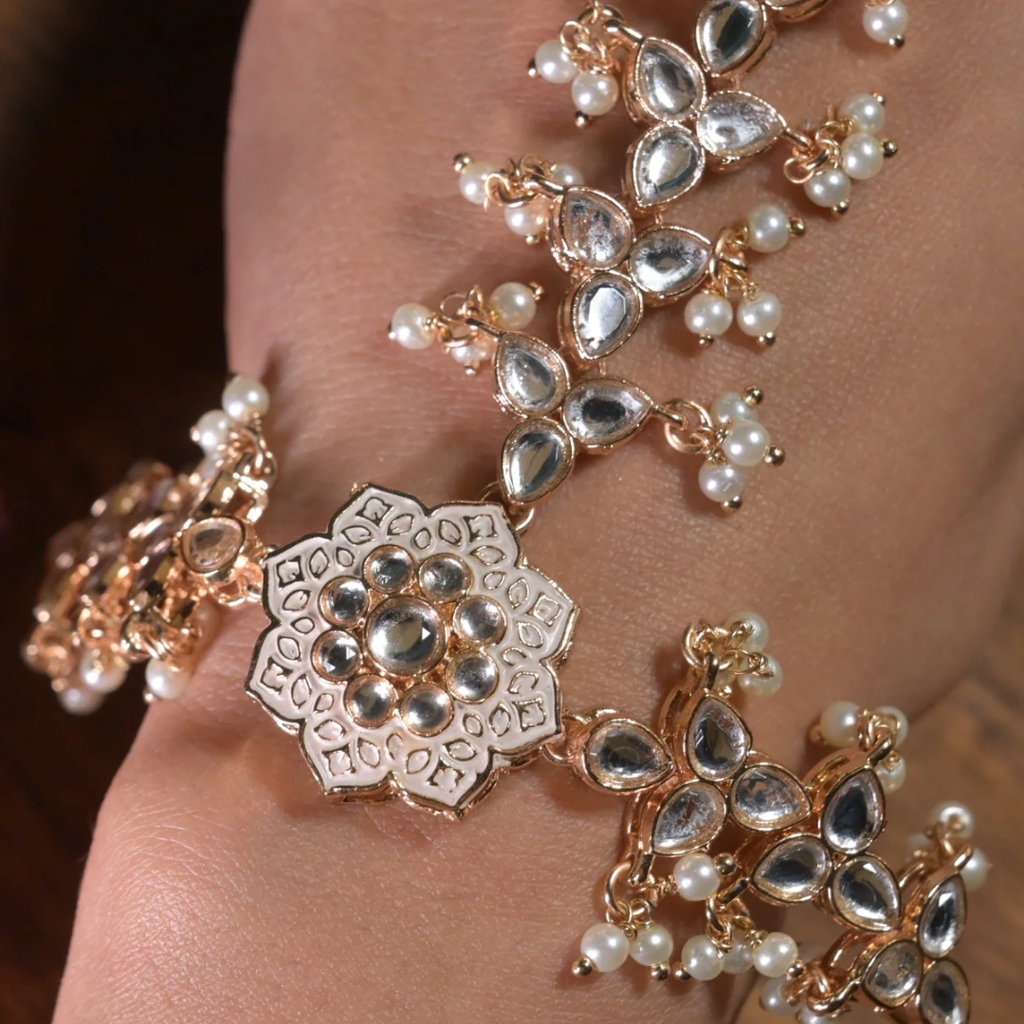 Maitreyi Kundan Flower Hathpools : BRA0032