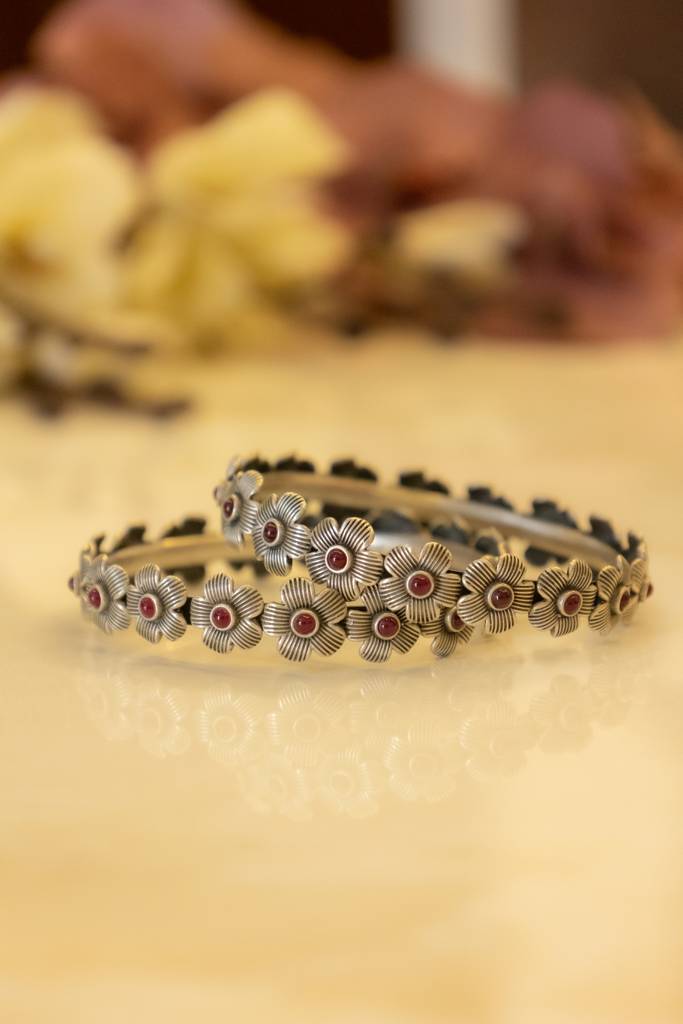 925 Sterling Silver Moh Intricate Flower Sequence Timeless Bangle