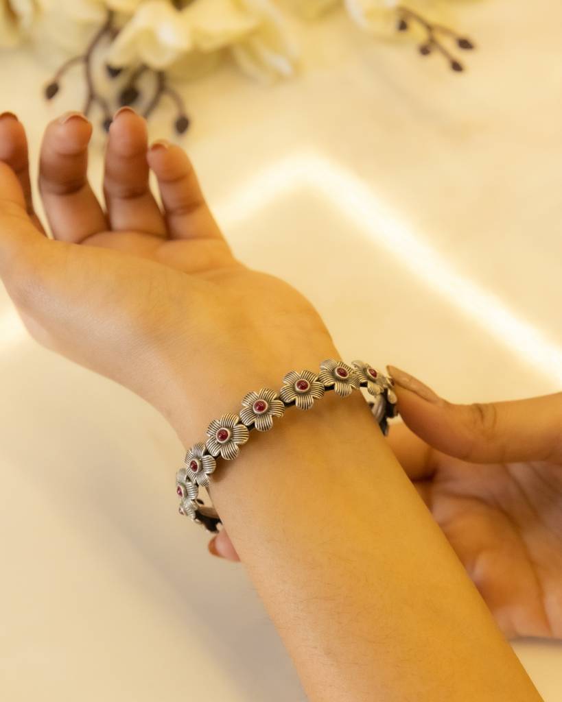 925 Sterling Silver Moh Intricate Flower Sequence Timeless Bangle : SK30228