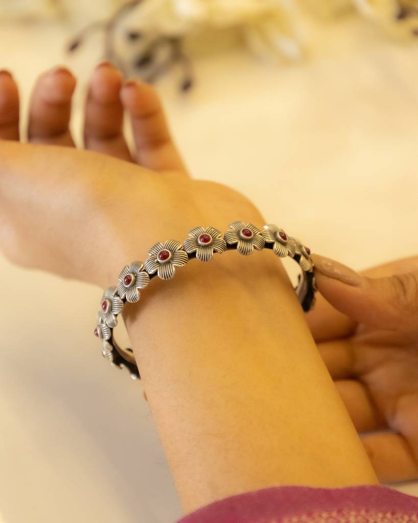 925 Sterling Silver Moh Intricate Flower Sequence Timeless Bangle