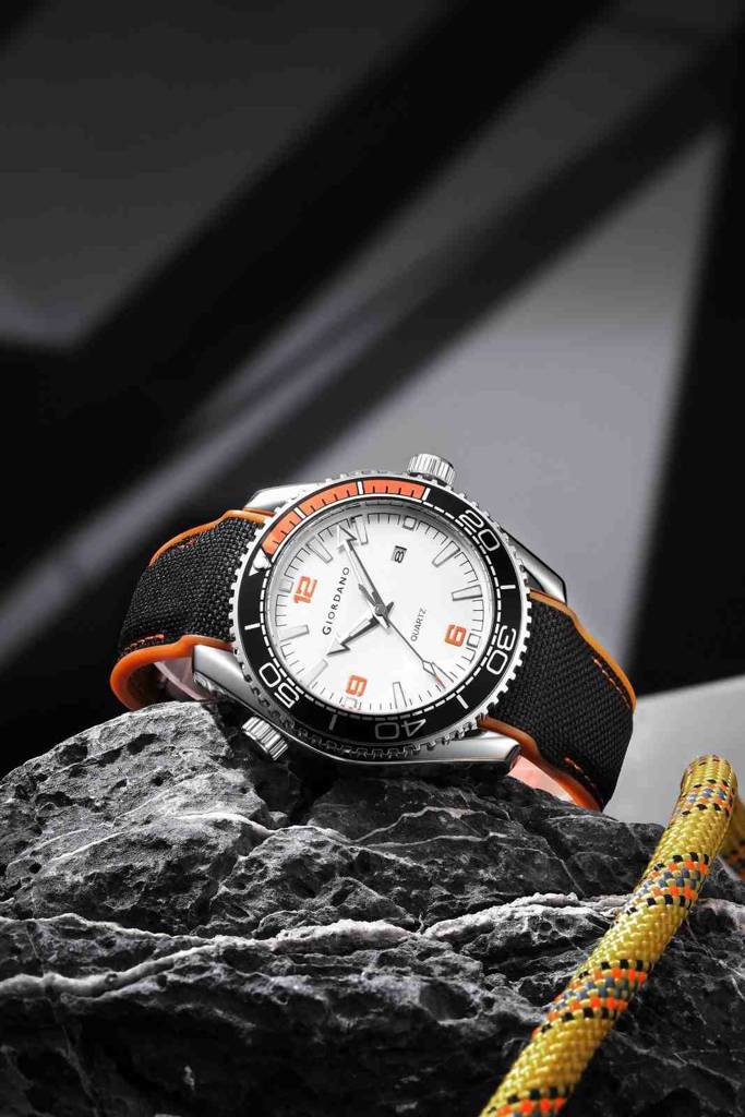 Giordano Analog Quartz Watch For Men – Round Dial With Rotating Bezel, Luminous Hour Markers, Silicone Strap, Da : GZ-50159-01