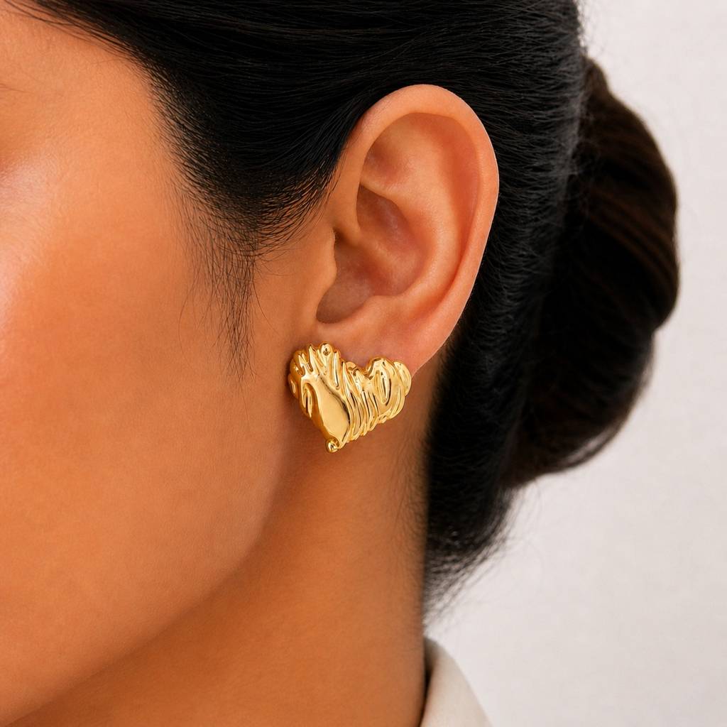Gold Ribbed Wave Heart Stud Earrings : RRAPR26AID-48
