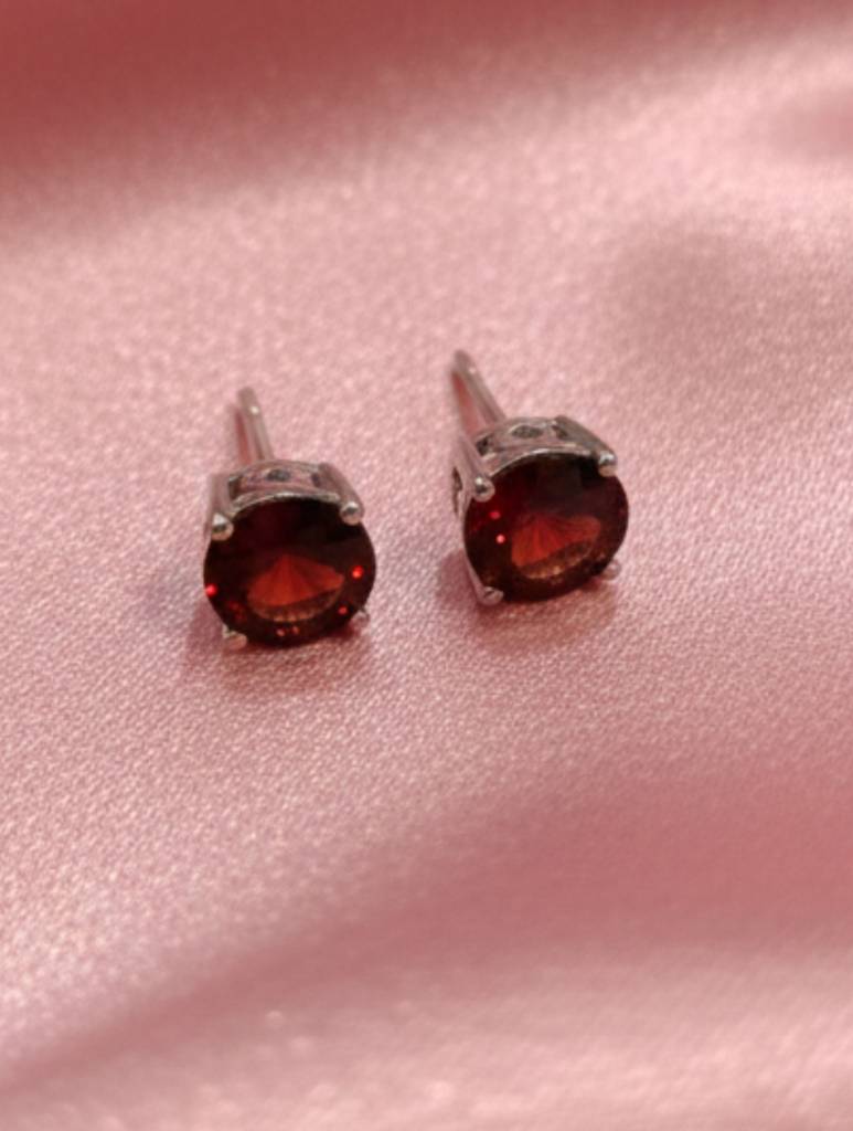 Kicky & Perky Natural Garnet Solitaire Studs In 925 Sterling Silver : VSILSME009