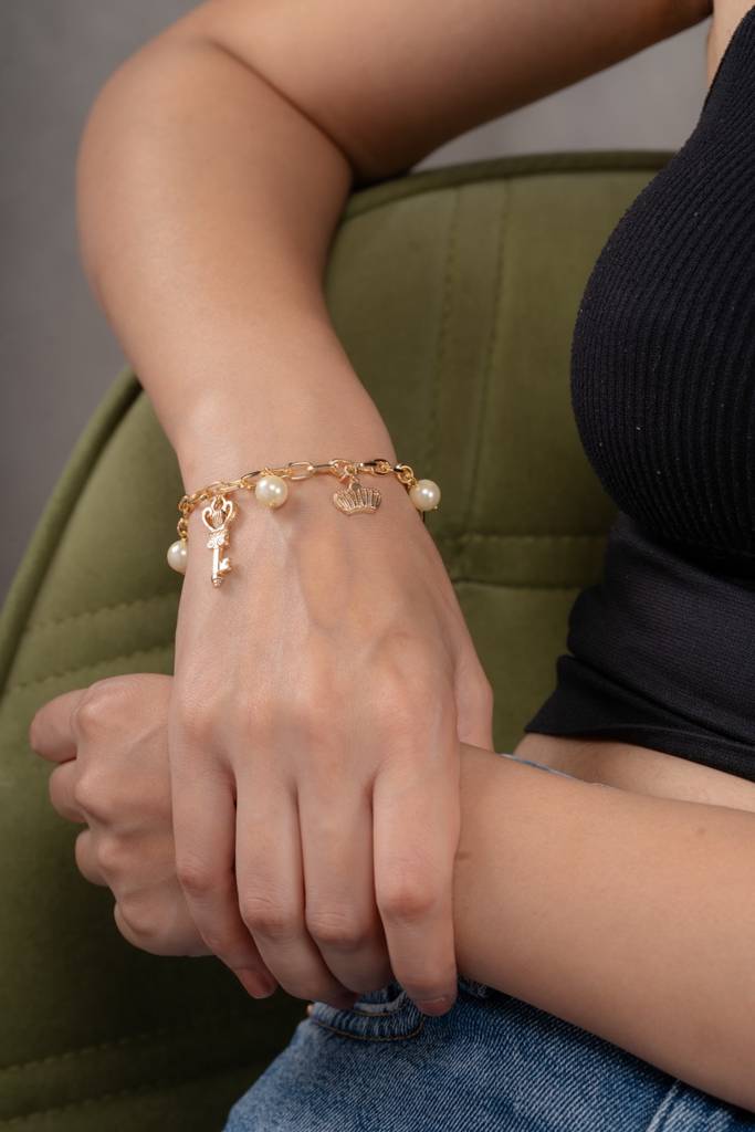 Anti-Tarnish 22Kt Gold-Plated Victorian Charm Bracelet : BR07003