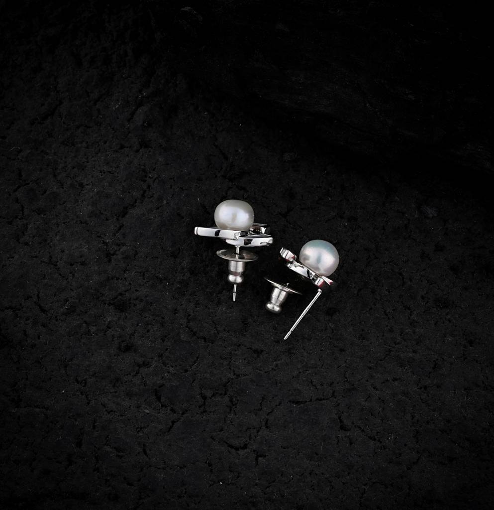 Chanel Logo Pearl Earrings : PTE23