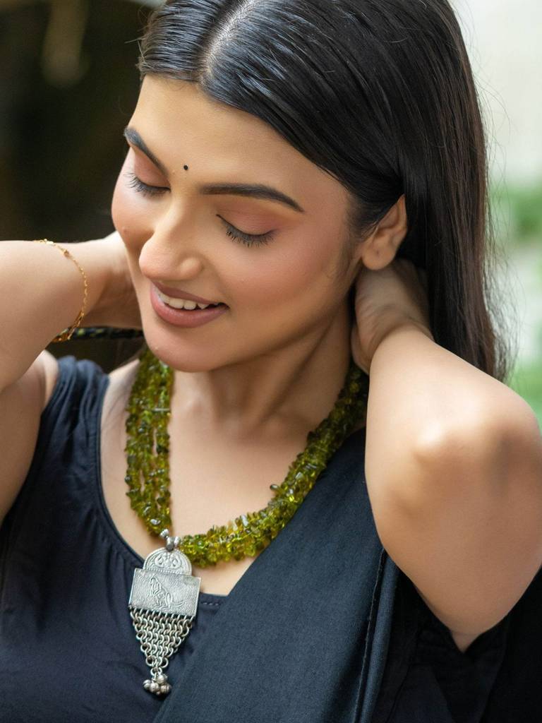 Bohemian Handmade Green Semi-Precious Stone Chips Tribal Pendant Necklace Set : LAANP128