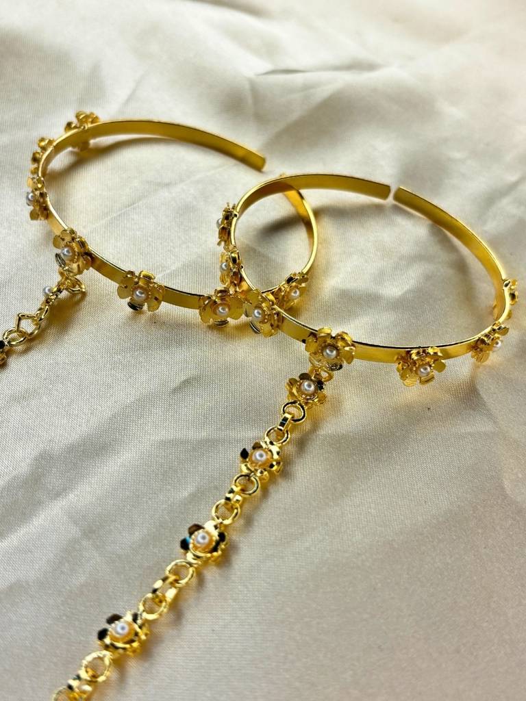 Gold-Plated Floral Pearl Adjustable Bracelet With Finger Ring Hand Harness Hathphool : VI26BC100105
