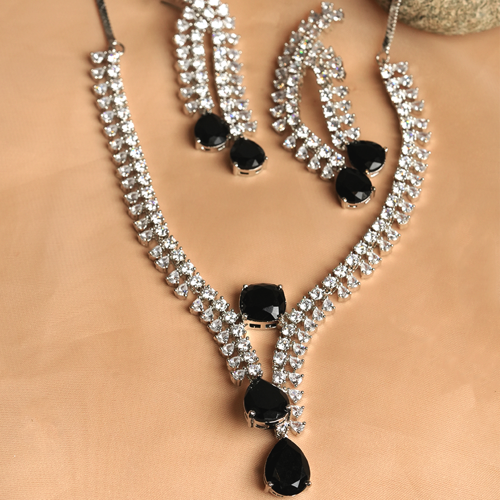 Black Designer Ad Necklace : CAO0180VIH