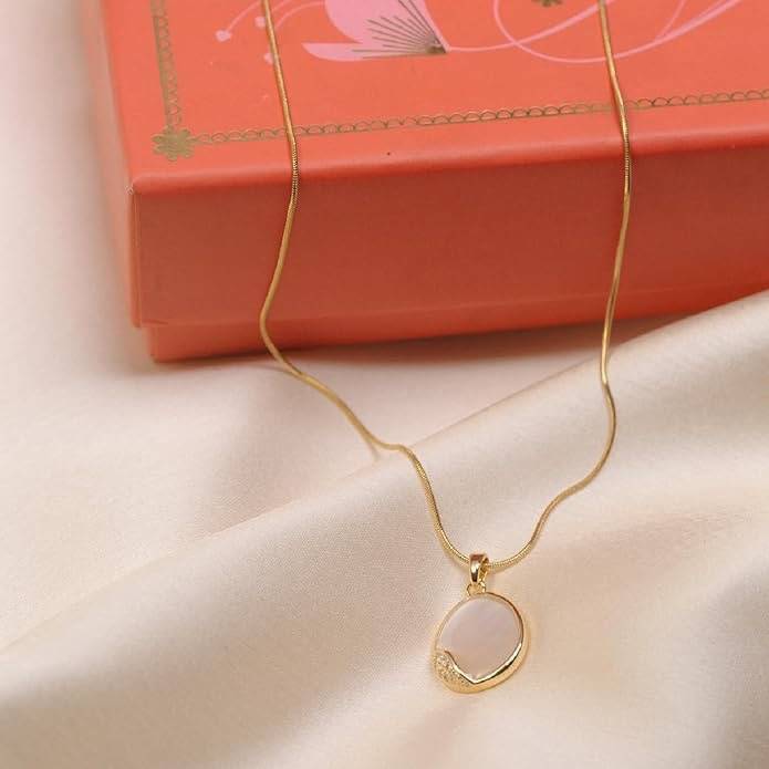 Gold-Plated Artificial Stones Studded Oval Shaped Pendants Necklace : HSPANPD0IDSM0046
