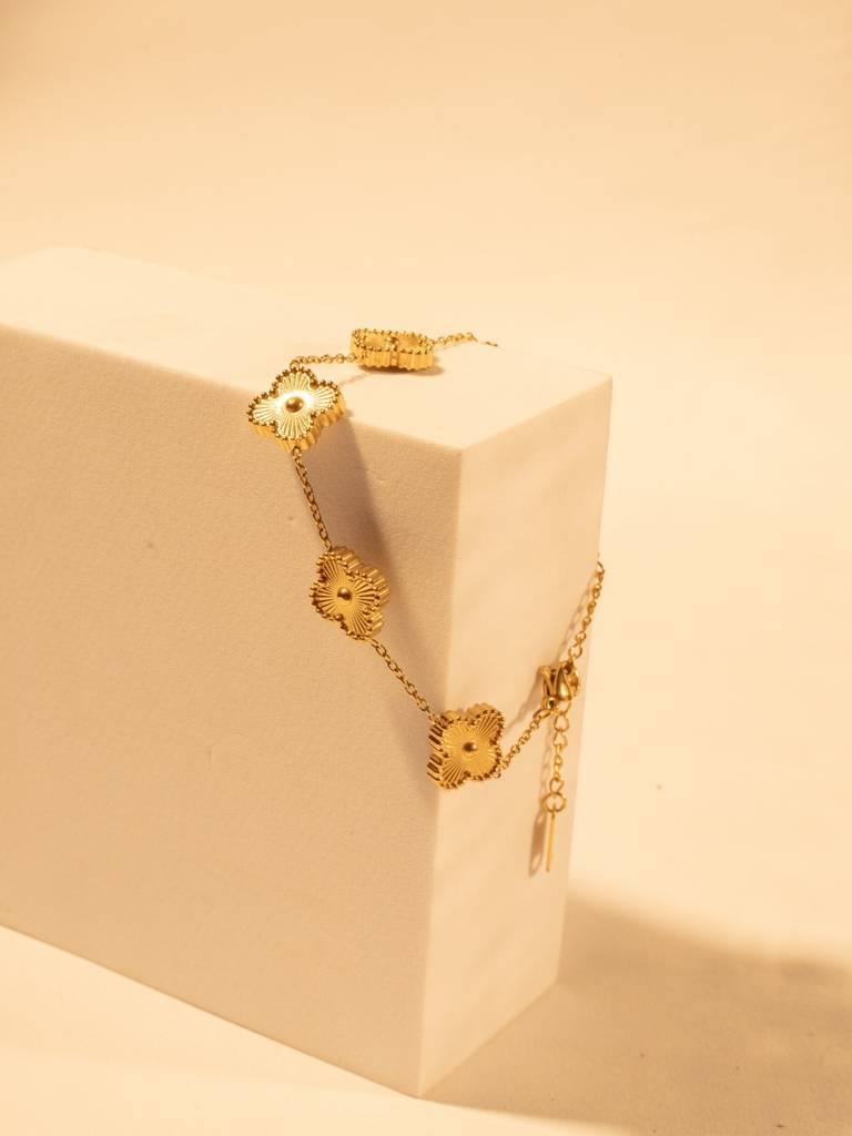 Golden Clover Bracelet : ATCB541GCB