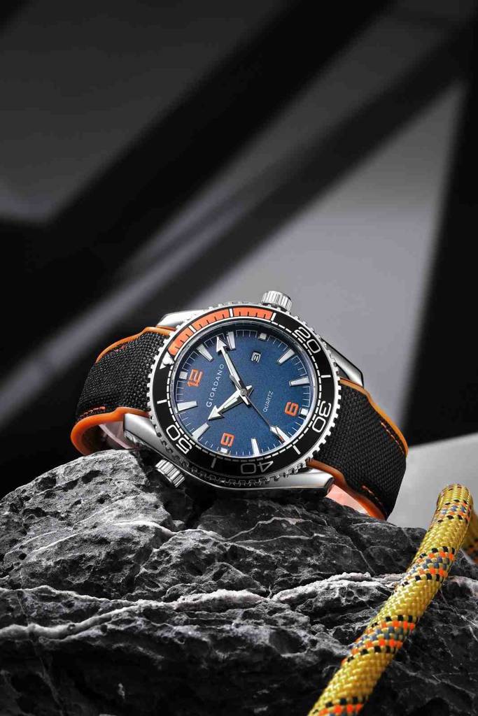 Giordano Analog Quartz Watch For Men – Round Dial With Rotating Bezel, Luminous Hour Markers, Silicone Strap, Da : GZ-50159-02