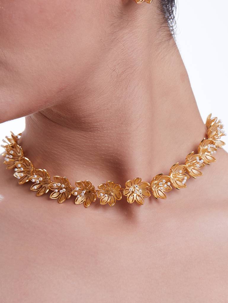 Pearly Golden Flower Necklace : Z12EA