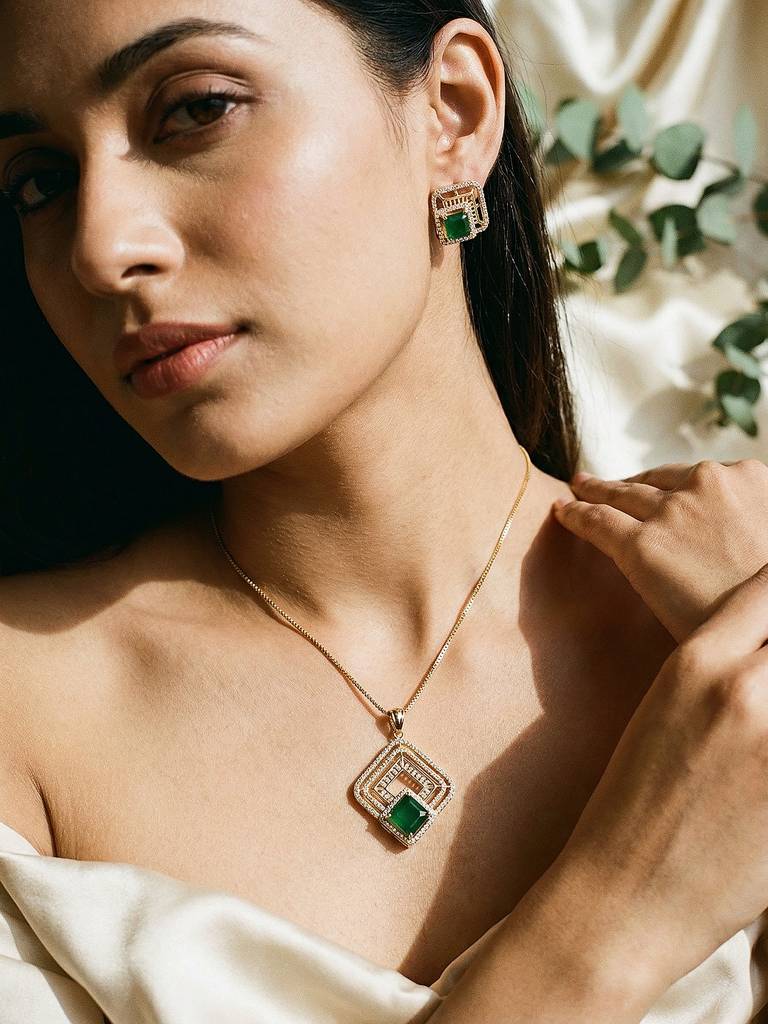 Gold Plated Emerald Green Ad Minimal Desiigner Pendant Jewellery Set : SJLK2910